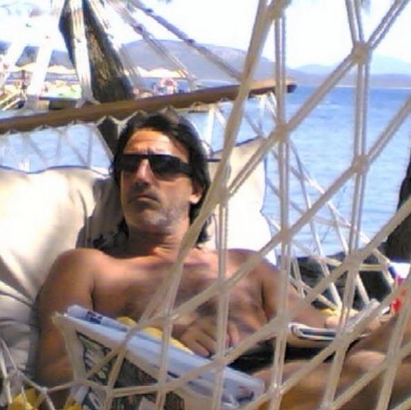 DLAN'IN YAZDIKLARI;  Cem tak'l uykusuzluk... Sen bana gre herklsn, supermansin, batmansin. Dnden bugne bildiim btn dnya kahramanlarsn. Sen bana bir kere kzdn diye sabahlara kadar uyuyamayan, 'zendim almaya ama skldm artk' dediimde ie gitmiyim diye cebindeki son paran veren kahramanmsn. Uyuduumu sanp alnm pp 'affet kzm zdm seni bugn' diye beni kendine ak eden ve ne mutluki babalk duygusunu sonuna kadar yaadm kocamanmsn. Seni dnyalara deimem! Cem adam.