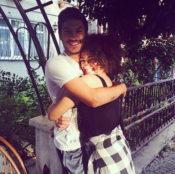 DLAN ITAK'IN KARDE  Dilan tak'n brahim Tatlses'den olduu kadar vey babasndan da kardei var. Bir kzn dnda bir Berkay adnda bir de erkek kardei var.