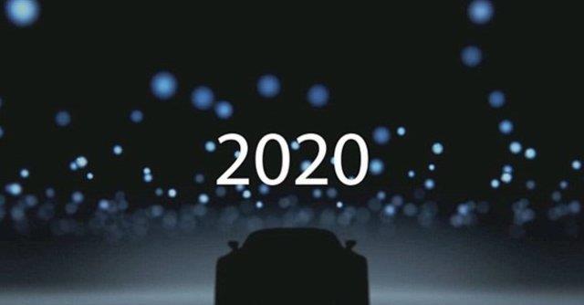 Apple, elektrikli bir otomobil retme niyetinde olduunu hibir zaman kabul etmese de geen yl bir mlakat veren Apple'n st dzey yneticisi Mickey Drexler, irketin kurucusu Steve Jobs'un 2011'deki lmnden nce bir araba modeli gelitirmek iin kollar svadn aklamt.