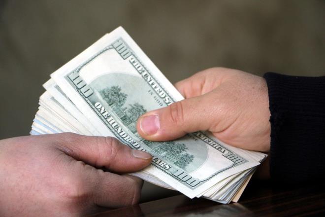 Cumhurbakan Erdoan'n ars sonras yurdun farkl ehirlerinde kampanya balatan esnaf, lke ekonomisine katk salamak iin dolar bozduranlara eitli ikramlarda bulunarak hediyeler veriyor. te yurdun drt bir yannda devam eden kampanyalar: