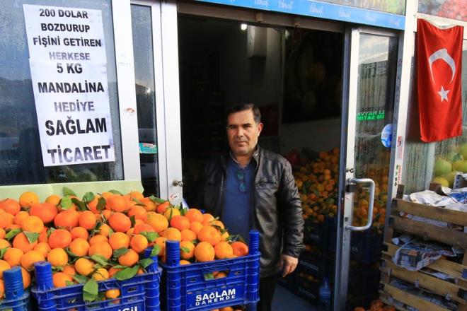 Malatya'da Darendeli esnaf Bekir Salam da 200 dolar bozdurup makbuzunu getirene 5 kilogram mandalinay cretsiz veriyor.