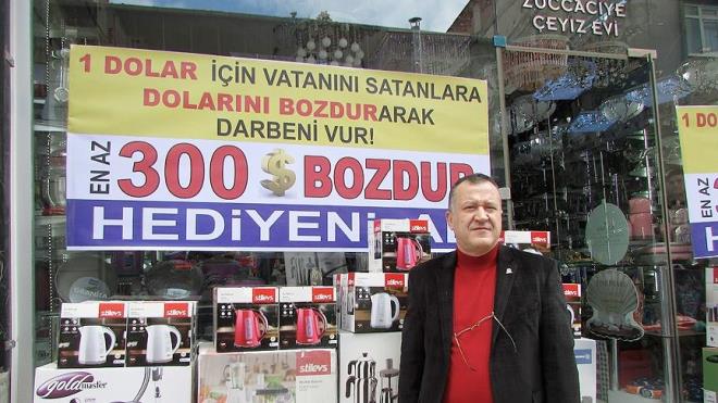 Afyonkarahisar'n Sandkl ilesinde zccaciye dkkan bulunan Cevat Bulut (51) ise i yerinin nne "1 dolar iin vatann satanlara, dolarn bozdurarak darbeyi vur" yazl dviz ast. Bulut, gazetecilere yapt aklamada, en az 300 dolar bozdurana makbuzunu getirdiinde eitli hediyeler verdiini syledi.