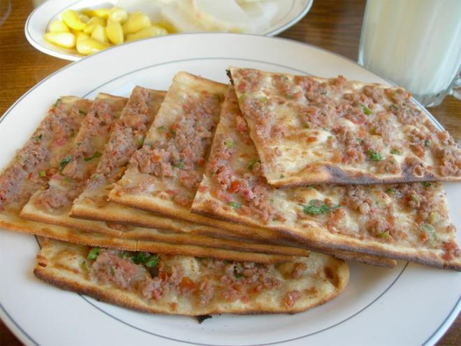 Konya Merkez Karatay ilesi Meng Sokak'taki etli ekmek frn sahibi Hikmet etiner, 500 dolar bozdurana Konya'nn yresel yiyecei etli ekmek ikram ediyor.