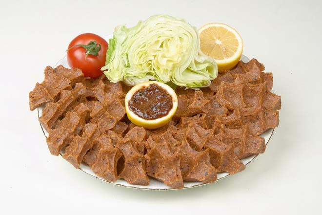 Tokat'n Turhal ilesinde i kfte satan i yeri bulunan Muhammed Ali Aydn, i yerinin camna "100 dolar ya da avro bozdurup fiini getirene i kfte drm ayran cretsiz" yazs ast.