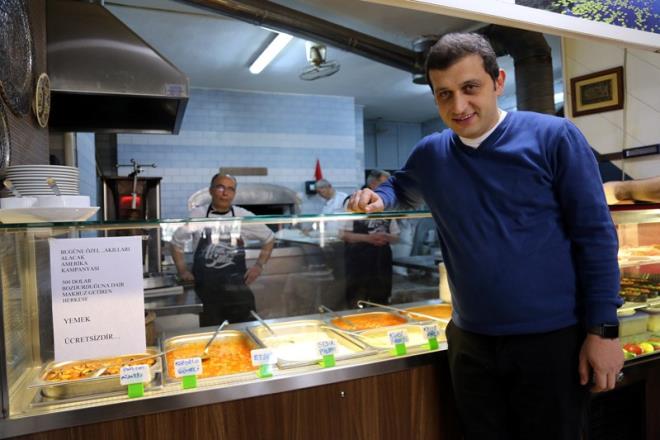 Bolu'nun Akta Mahallesi'nde restoran ileten Erkan Adyaman, 500 dolar bozdurduuna dair makbuz getirenlerden yemek paras almyor.