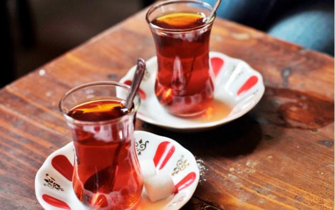 Sakarya'nn Sapanca ilesinde ay oca ileten Seluk Nalbantolu, sosyal medya zerinden Trk lirasn korumaya ynelik balatlan "Dvizi bozduruyoruz, kirli oyunu bozuyoruz" kampanyasna destek amacyla i yerine "500 dolar bozdurana ve faturasn getirene 1 gn boyunca ay bedava." yazs ast.