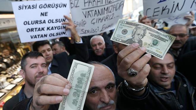 Ankara Esnaf ve Sanatkarlar Odalar Birlii (ANKESOB) Bakan Mehmet Yiiner ve Ankara Servis Arac letmecileri Esnaf Odas Bakan Tuncay Elmadal, bir grup esnafla birlikte Ulus'taki bir dviz brosu nnde topland. Cumhurbakan Recep Tayyip Erdoan'n arsna destek veren esnaf, dolarlarn Trk lirasna evirdi.