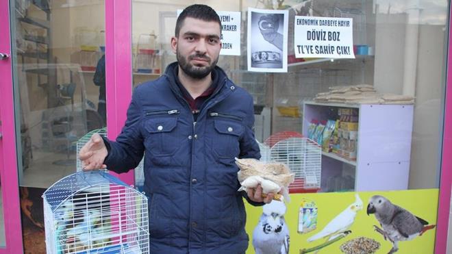 Siirtli bir esnaf, dvizini Trk lirasna evirenlere cretsiz muhabbet kuu ve yem veriyor.