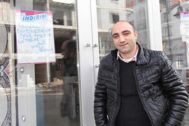 Kars'ta ehitler Mahallesi nn Caddesinde hal sat yapan nan Kou, bin dolar bozdurduuna dair makbuz getirene 500 lira civarndaki 4 metrekare hal hediye etme sz verdi.