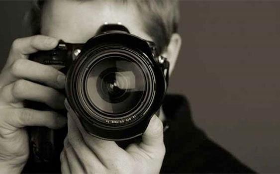 Afyonkarahisar'da da fotoraf dkkan iletmecisi Hulusi Ceylan, 100 dolar bozdurduuna dair makbuz ile gelen mterilerine, cretsiz vesikalk fotoraf ekiyor.