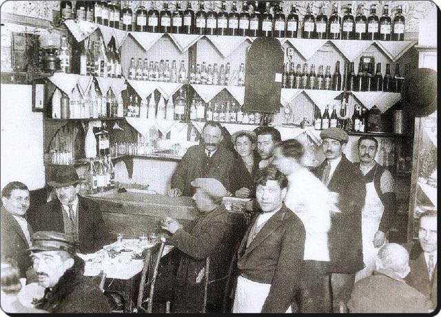 1930'larda bir meyhane.