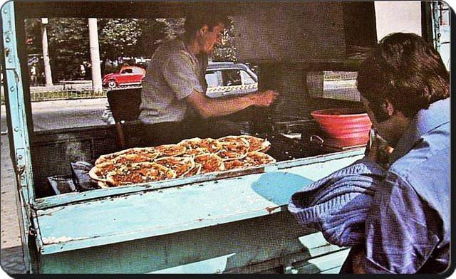 1970'lerden lahmacuncu.