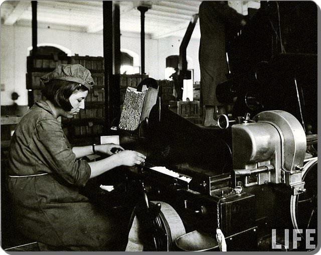 Ttn ve sigara fabrikas alan bir kadn.