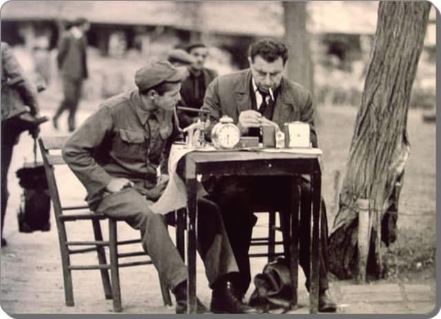 1970. Seyyar saat tamircisi.