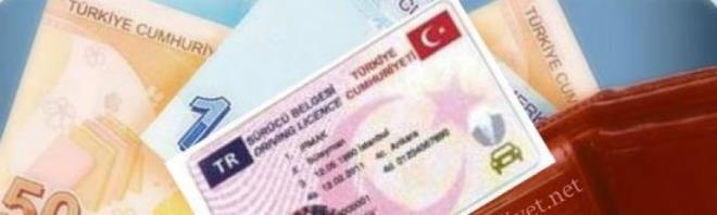 Eski tip ehliyetlerin deitirme ilemlerinin 5 yl ierisinde tamamlanacann hatrlatld sayfada bir de uyar yapld.  Yaplan uyarda &#8220;Trafik tescil kurulularnda har, deerli kat ve hizmet bedeli cretleri elden tahsil edilmeyecektir. cretlerin Maliye Bakanlnn veznelerine veya anlamal bankalara yatrlmas gerekmektedir.&#8221; denildi.