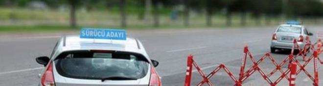 EGM Resmi Web sayfasna ulaan srcler, ehliyet randevu ekranna ulaarak bavuru srecinin ilk admn gerekletirmi oluyr. Randevu sayfas zerinden uygun olan gnler ve saatler listeleniyor. Randevu tarihi ve saati seildikten sonra kiisel bilgileriniz eksiksiz girilmesi gerekiyor. Yeni tip ehliyet bavurular gibi belirlenen tarihin deiimi veya iptali EGM sitesi zerinden yaplyor.