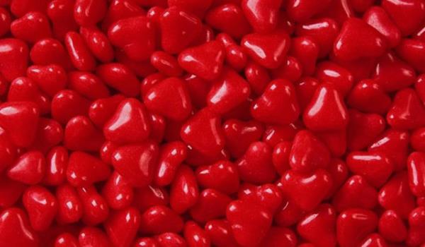 nsanlarn zerinde canlandrc, kkrtc ve heyecan verici bir etki yaratr. Ancak uzun sre seyredildiinde sinirlerde gerginlik yapar. zellikle hastane bahelerinde, toplu halde krmz ieklere yer vermek uygun olmaz. Tansiyonu ykseltir, kan akn hzlandrr.