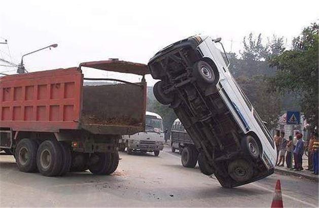 Trafik kazalarnn ard arkas kesilmiyor. Ancak yle kazalar var ki gznzle grmenize ramen inanmakta glk ekeceksiniz. te dnyann en srad trafik kazalar..