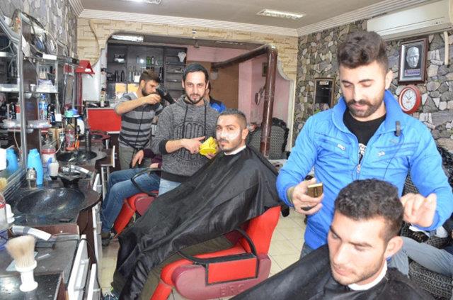 DOLARINI BOZDURANA TIRA BEDAVA    Idrl kuafr, Cumhurbakan Recep Tayyip Erdoan&#8217;n arsna destek vermek iin en az 250 dolarn Trk lirasna eviren herkese cretsiz sa sakal tra yapmak iin kampanya balatt. IHA