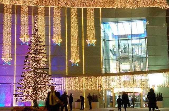 AVM'LERDEN ERDOAN'IN ARISINA DESTEK    Armada Alveri Merkezi ile Panora Alveri Merkezi, Cumhurbakan Recep Tayyip Erdoan'n Trk liras kullanlmas ynndeki arsna destek vermek amacyla kira szlemelerini Trk lirasna dntrme karar ald.    Stz naat Ynetim Kurulu Bakan ve Panora AVM'nin ortaklarndan Rifat Hisarcklolu, yapt aklamada, Erdoan'n AVM kiralarnn dviz yerine Trk liras ile yaplmas arsna kaytsz kalmadklarn ifade etti. AA