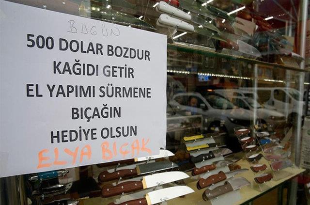 500 DOLAR BOZDURANA BIAK BEDAVA    Trabzon'daki dkkannda, yzlerce eit Srmene ba satan Atakan Berk 500 dolar bozdurana bak hediye ediyor. AA