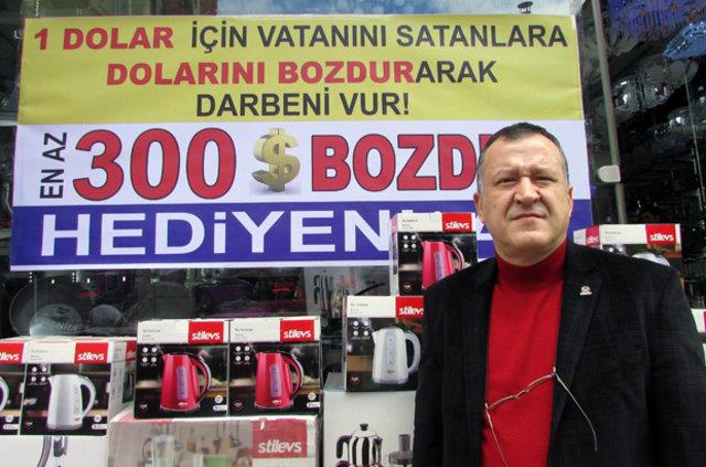 ZCCACYECDEN, 300 DOLAR BOZDURANA HEDYE KAMPANYASI    Sandkl ile merkezinde dededen kalma 40 yllk zccaciye dkkann ileten Cevat Bulut, dolar bozdurma kampanyasna destek amacyla 300 dolar bozdurana hediye kampanyas balatt. Bulut, bankadan 300 dolar bozdurarak makbuzunu kendisine getirenlere dkkanndan eitli zccaciye eyalar hediye etme kampanyasn iyerinin camna ast pankartla duyurdu. Pankarta, "1 dolar iin vatann satanlara dolarn bozdurarak darbeni vur. En az 300 dolar bozdur hediyeni al" yazdran Bulut, 20 gn srdrecei kampanya kapsamnda 300 dolar bozduranlara kahve takm, tencere takm ve eitli hediyeler vereceini syledi. DHA