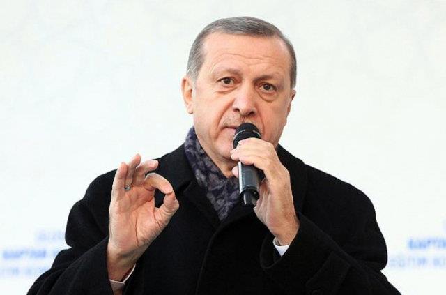 RUSYA, N VE RAN'LA ALIVERTE YERL PARA KULLANILACAK    Rusya, in ve ran'la yaplacak alverilerde yerli parann kullanlmas iin grmeler yaptklarn syleyen Erdoan, yle devam etti:    "Babakan, yarn (Pazartesi) akam Rusya'ya gidiyor. Bunlar konuacak. Onlardan bir ey alyorsak onlarn parasyla, onlar bizden alrken bizim paramzla alacaklar. Merkez Bankalarna talimat verdik. Bu oyunlar tutmayacak. Bu oyunlarn karsnda kendi oyunumuzu oynacaz."