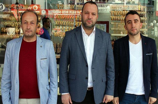 DOLARINI BOZDURANIN DNNDE CRETSZ SAHNE ALACAKLAR    Tasavvuf mzii alannda faaliyet gsteren "Anka" ilahi grubu, 5 bin dolar bozdurarak makbuzunu getiren iftlerin dnnde cretsiz sahne alacak. AA