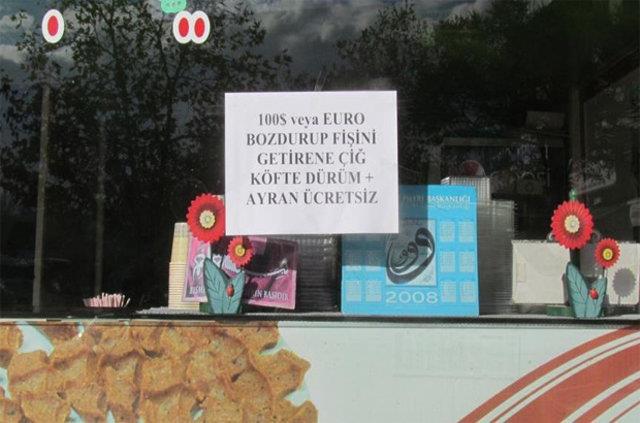 ESNAFTAN DVZ BOZDURANA  KFYE LE AYRAN BEDAVA    Tokat'n Turhal ilesinde bir esnaf, dviz bozduranlara cretsiz olarak i kfte ile ayran veriyor. AA