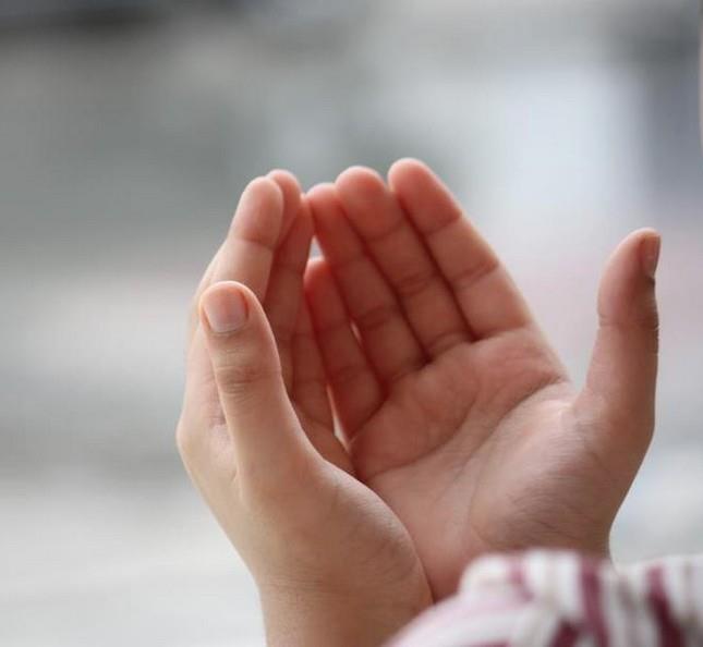 (Bismillhillezi l yedurru ma&#8217;asmihi ey&#8217;n fil erdi ve l fissemi ve hves-semi&#8217;ul alim duasn sabah 3 kere okuyana, akama kadar, akam okuyana da, sabaha kadar hi bela gelmez.) [bni Mace]