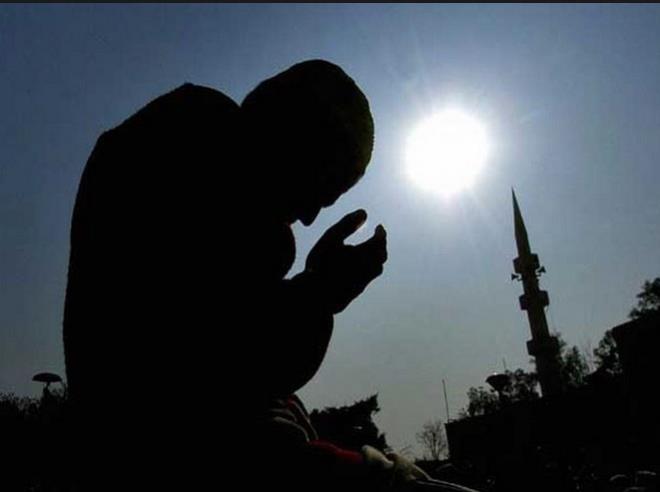 Korkulu yerde ve dman karsnda, emin ve rahat olmak iin Li ilafi&#8217;yi [Kurey suresini] okumaldr. Tecrbe edilmitir. Gece ve gndz, hi olmazsa, 11 defa okumaldr! Hadis-i eriflerde buyuruldu ki: