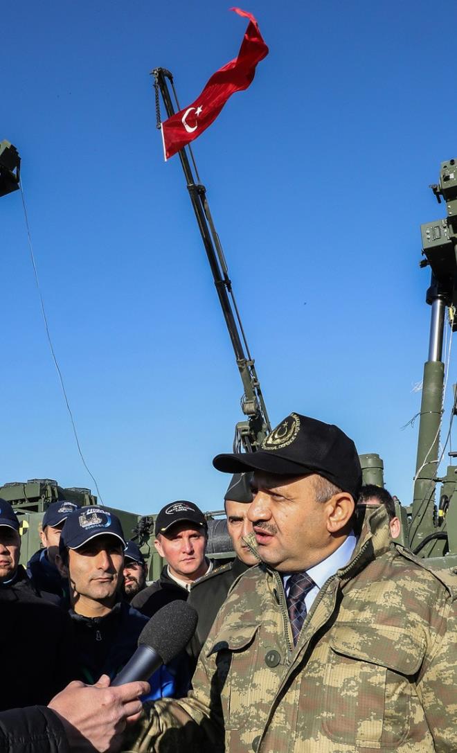 Burada Hisar'n test atn takip eden Bakan Ik, baaryla gerekleen atn ardndan Trk mhendislerini alklayarak tebrik etti. Komuta kontrol merkezine 11 kilometre uzaklktaki fze at alann da inceleyen Fikri Ik, grevlilerle sohbet etti.