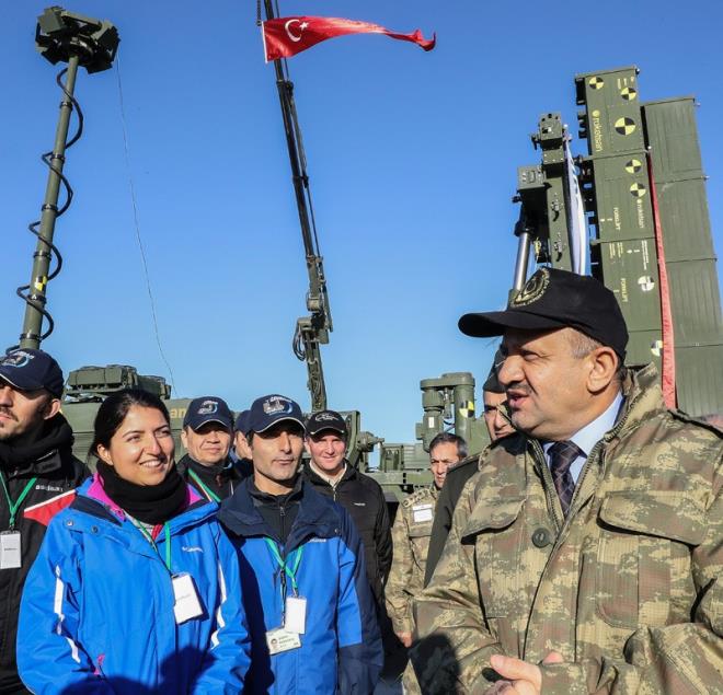 Milli Savunma Bakanlndan yaplan aklamaya gre, Bakan Ik, Kara Kuvvetleri Komutanlnn hava savunma ihtiyalarn karlamak iin balatlan proje kapsamnda milli imkanlarla retilen orta irtifa hava savunma fzesi Hisar'n test atna katlmak iin askeri helikopterle Aksaray'a gitti.
