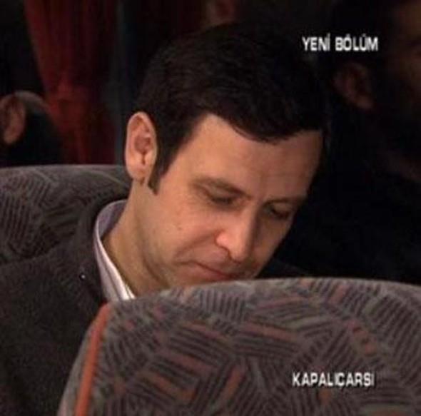 TV ekranlarnda yaanan en etkileyici lmlerden biri Kapalar adl dizideydi. Nejat ler'in canlandrd Cemal karakteri bir otobs kazasna kurban gitti. Aslnda byle olaca belliydi. nk ler diziden ayrlacan daha nce aklamt. Ama bu bile milyonlarn ekran karsnda gzya dkmesine engel olmad.