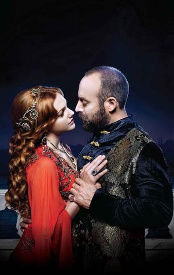 1,74 cm'lik boyu ile ekranlarn uzun boylu gzelleri arasnda yer alan Uzerli, 33 yanda.