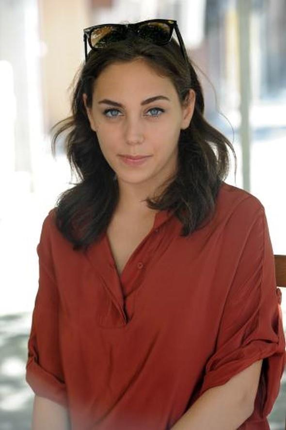 YK KARAYEL    Balarda sert eletirilere maruz kalan yk Karayel, Kuzey Gney dizisindeki Cemre kaarkterini baaryla canlandrd.