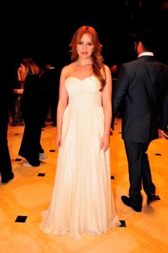 MERYEM UZERL    Muhteem Yzyl'dan olayl bir ekilde ayrlan Meryem Uzerli hatr saylr bir hayran kitlesine sahip.