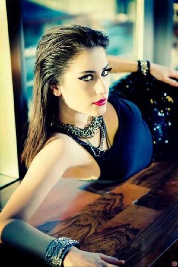 27 yanda olan oyuncu 1,58 cm boyunda.