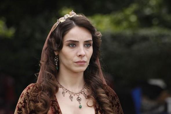 1981 doumlu olan oyuncu 1,69 cm boyunda.