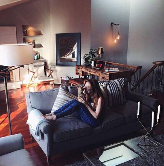 Kiralk Ak adl diziyle tannan gen oyuncu Elin Sangu kamera arkasndaki halini takipileriyle paylat. Sangu, kpeiyle oynarken ekilen bir pozunu "Ev kalbin olduu yerdir" notuyla birlikte paylat. Sangu'nun pozu ksa srede ok sayda beeni ald.