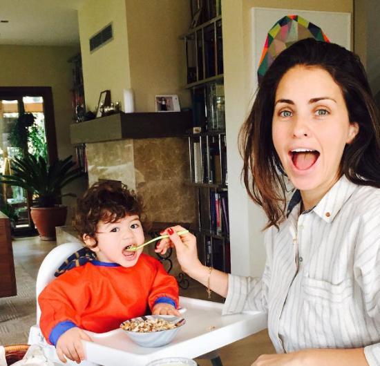 Asl Tandoan'n ev hali. Minik oluna yemek yedirmeye alyor.