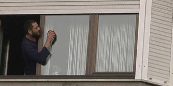 Hsn enlendirici annesine yardm etmek iin cam silerken yakalanmt.