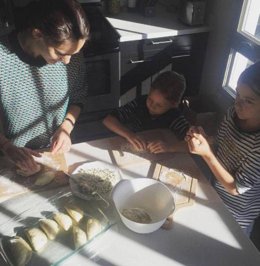 Saadet Il Aksoy mutfakta poaa yapyor.