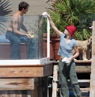 Charlize Theron yllar nce bir gn bahesinde temizlik yaparken grntlenmiti.