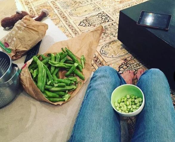 Douzen Kroes bazen evinde sebze ayklyor.