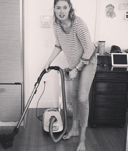 Doutzen Kroes elektrik sprgesiyle ocuklarnn kirlettii yerleri temizliyor.