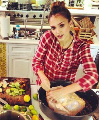 Jessica Alba mutfakta olduka becerikli.
