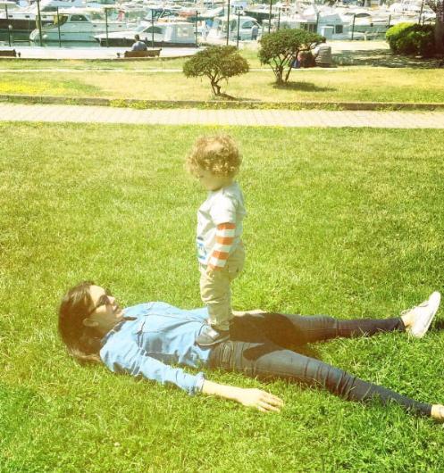 Hande Ataizi oluyla parkta.