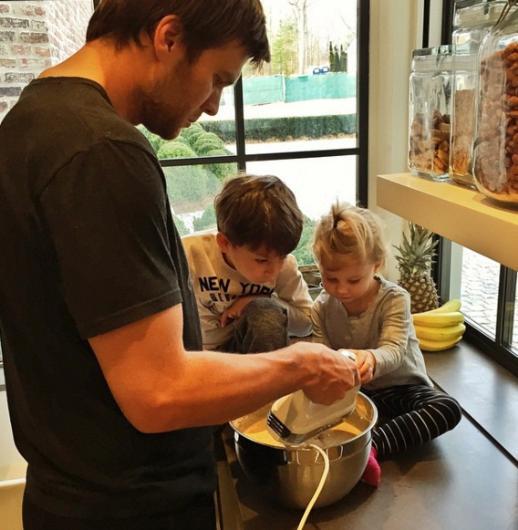 Gisele Bundchen kocas Tom Brady'nn bu pozunu "pancake ustas" notuyla paylat.