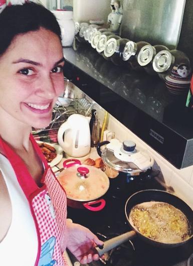 Bergzar Korel vakit bulduka mutfaa girip yemek yapyor.